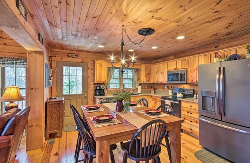 Settlers Ridge House | Waynesville Escape - Mtn Cabin Above the Clouds!