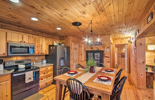 Settlers Ridge House | Waynesville Escape - Mtn Cabin Above the Clouds!