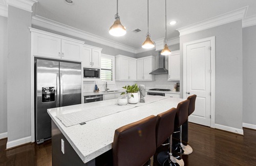 Shady Acres House | We Have Electricity! Luxury Home in The Heights! Pet Friendly, Sleeps 8