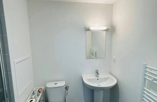 Barbatre Apartment | We Live In R - Suite 201