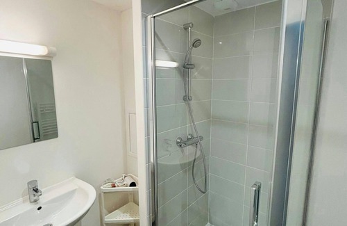 Barbatre Apartment | We Live In R - Suite 403