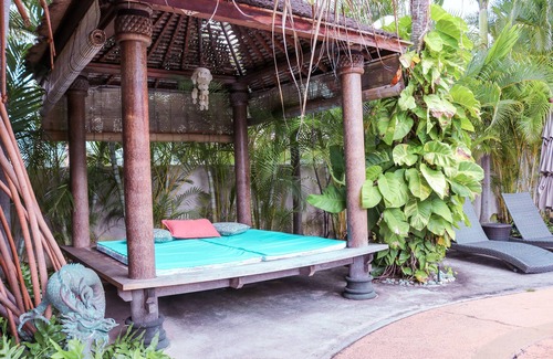 Portlock Villa | We're booking now - calendar not up to date.
