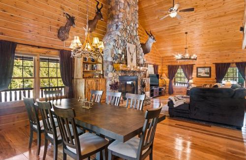 Thompsonville House | Weatherwood - Gorgeous Luxury Cabin With Spa!