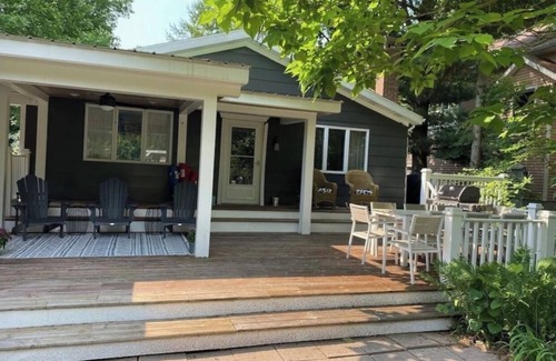 South Haven House | Webster Cottage - 1 minute walk to beach!