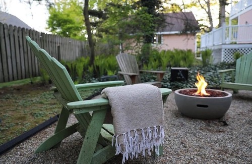 South Haven House | Webster Cottage - 1 minute walk to beach!