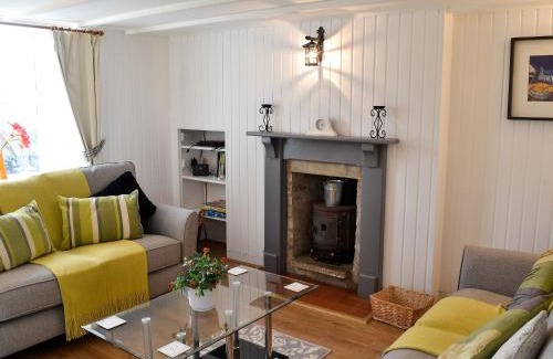 Newton Stewart House | Wee Dug Hoose