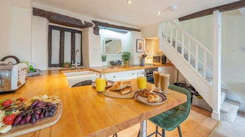 Kendal House | Wee Toad Hole Heart of Kendal - Cottage sleeps 4-6 - Dogs Welcome