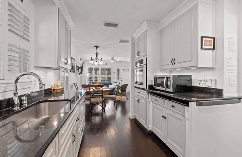 Downtown Historic District House | Weeden Cottage l Walk to DNTN l Dog Friendly