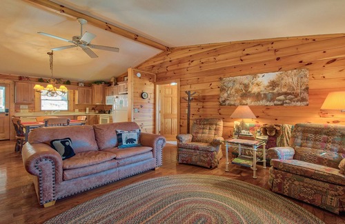 Maggie Valley Cabin | WEEKEND AUGUST OPENINGS; Mt Views, Attached Garage, Flat Paved Parking, Pet Fee.