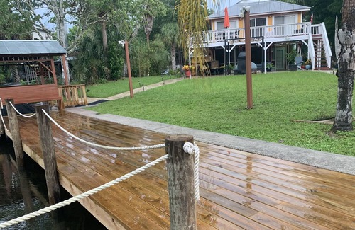 Weeki Wachee Gardens Apartment | Weeki Wachee Luxury River Front apartment -1st floor- with a private beach 🏖️