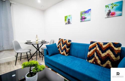 Woolwich Apartment | WEEKLY & MONTHLY STAY - Beautiful 2 Bed House with FREE Parking - Relocation, Business & Group - 5 Guests - By Den Accommodation Short Lets & Serviced Accommodation, Woolwich
