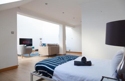 Birkenhead Apartment | Weekly & Monthly stays in Penthouse for Contractors or Leisure Single or Superking beds available