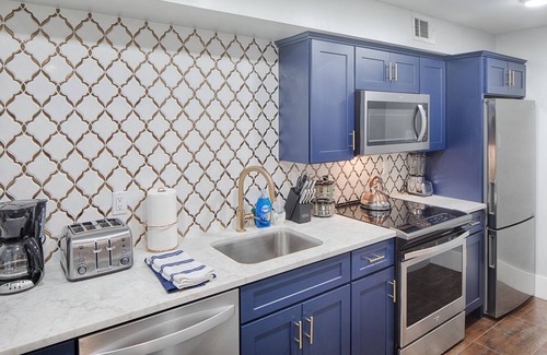 Historic Downtown Savannah House | WEEKNIGHT DICOUNTS! Garden Suite in 1850s Rowhouse, steps from Forsyth Park!