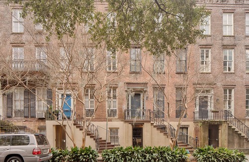 Historic Downtown Savannah House | WEEKNIGHT DICOUNTS! Garden Suite in 1850s Rowhouse, steps from Forsyth Park!