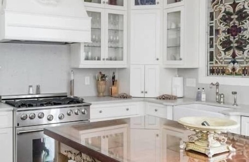 Historic Downtown Savannah House | WEEKNIGHT DISCOUNTS! The Wedding Cake Mansion allows Large Groups & Families!