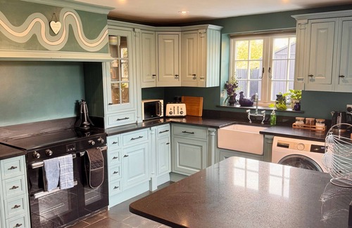 Bromsgrove Cottage | Weighbridge House – 4-Bedroom Canal-Side Cottage in Tardebigge