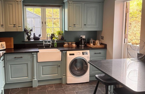 Bromsgrove Cottage | Weighbridge House – 4-Bedroom Canal-Side Cottage in Tardebigge