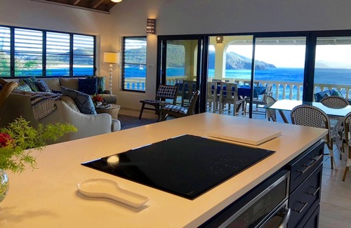 Spanish Town Villa | WELCOME DINNER - LUXURY AMENITIES- SEASIDE VILLA! ~ 109 "5-STAR" REVIEWS!