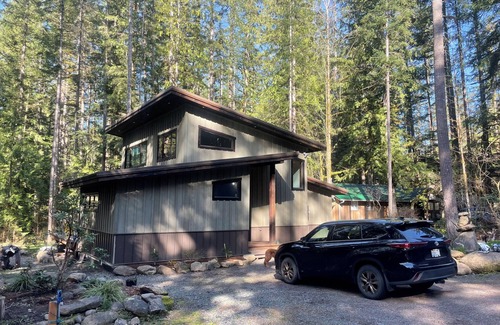 Warnick House | Welcome Home at the Onyx Inn, Glacier WA