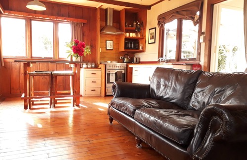 Manapouri House | Welcome Home Cottage, Manapouri, Fiordland