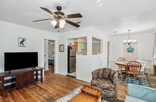 South Pensacola House | Welcome Home to this Airy 2 Bedroom