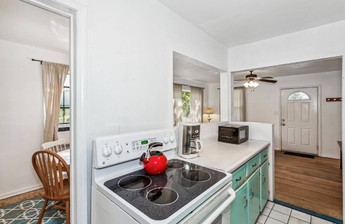 South Pensacola House | Welcome Home to this Airy 2 Bedroom