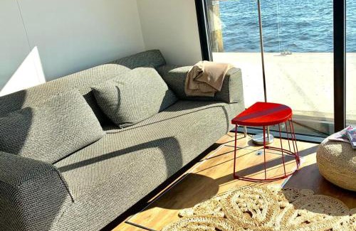 Offingawier Apartment | Welcome in - Houseboat Earrebarre aan het Sneekermeer met dakterras, prachtig uitzicht