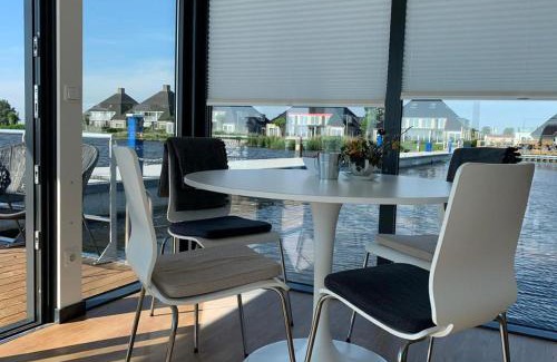 Offingawier Apartment | Welcome in - Houseboat Earrebarre aan het Sneekermeer met dakterras, prachtig uitzicht