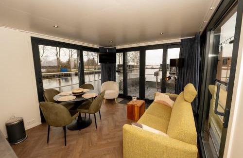 Offingawier Apartment | Welcome in - Houseboat - Paviljoenwei 4 - Sneek 'Boatique Sneek'