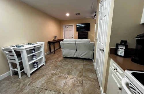 Stuart Apartment | Welcome to Aqua Aura a Charming studio with AC in Stuart - Perfect for a getaway