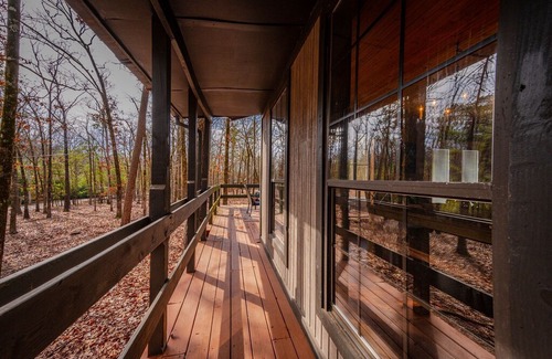 Broken Bow Cabin | Welcome to Bear Ridge Lodge! This rustic chic cabin features two master bedrooms