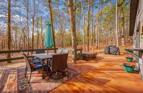 Broken Bow Cabin | Welcome to Bear Ridge Lodge! This rustic chic cabin features two master bedrooms