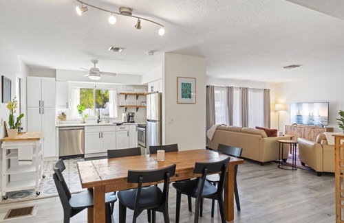 Gulf Gate Estates House | Welcome to Beautiful Sarasota and the Gulf Gate Getaway - 2 Miles to Siesta Key!