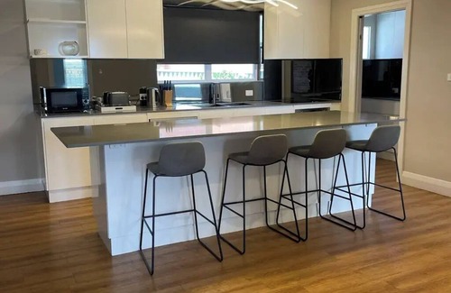 Turvey Park Apartment | Welcome to 'Best Wagga Accommodation': Cheerful 3 bedroom home.