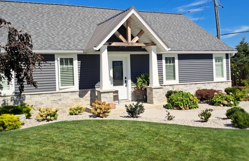Wheatley Cottage | Welcome to “Hickory Lakehouse” on the shores of Lake Erie. 5 star on Airbnb