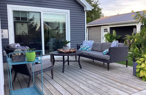 Wheatley Cottage | Welcome to “Hickory Lakehouse” on the shores of Lake Erie. 5 star on Airbnb