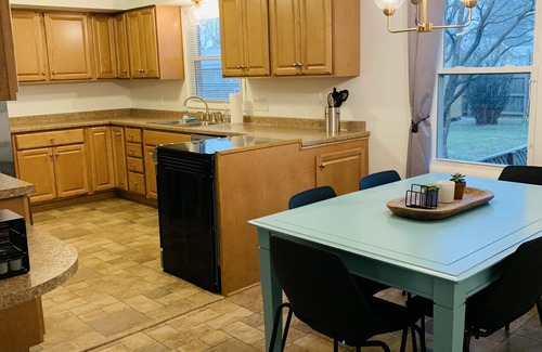 Stevensville House | Welcome to Holiday House! Cozy, modern home 7 min. from the beach and wineries.