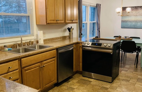 Stevensville House | Welcome to Holiday House! Cozy, modern home 7 min. from the beach and wineries.