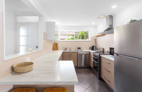 Meikleville Hill House | Welcome to Keppel View, your ultimate beachside retreat!