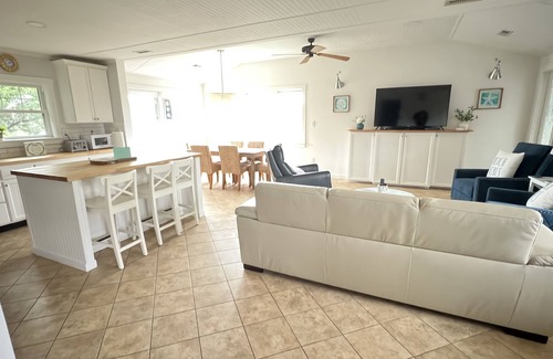 Avon House | Welcome to Makai Sunrise, a cottage by the beach and a 30 second walk to shore!