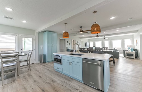 Galveston House | Welcome to our charming vacation getaway! The perfect retreat for your coastal escape.