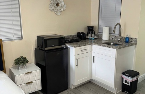 Pinecrest West Park Apartment | Welcome to our charming studio, perfectly located near Tampa Bay's attractions.