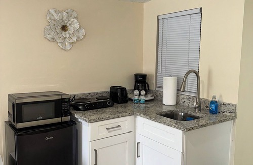 Pinecrest West Park Apartment | Welcome to our charming studio, perfectly located near Tampa Bay's attractions.