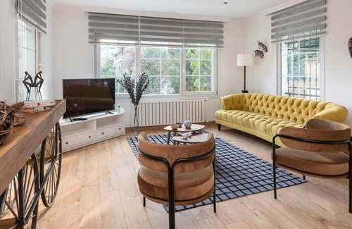 Bebek House | Welcome to our free standing incredible brand new modern home in the heart of trendy Bebek