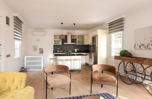 Bebek House | Welcome to our free standing incredible brand new modern home in the heart of trendy Bebek