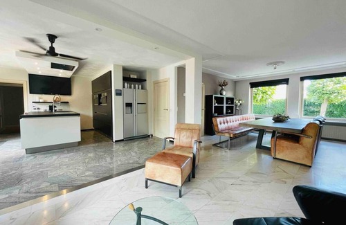 Municipality of Tilburg Villa | Welcome to our modern bungalow, located in an industrial area on the outskirts of Tilburg.