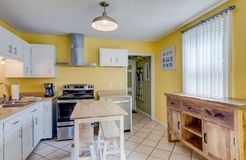 Inglewood House | Welcome to our Sunny, peaceful, and centrally-located home