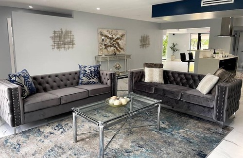 South Lake House | Welcome to Paradise! 1 mile to beach heated pool!