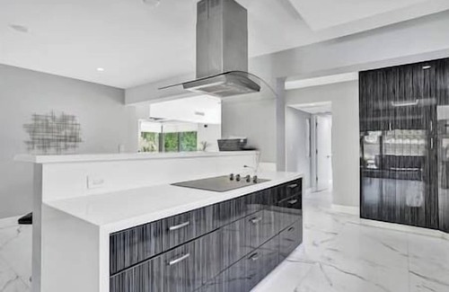 South Lake House | Welcome to Paradise! 1 mile to beach heated pool!