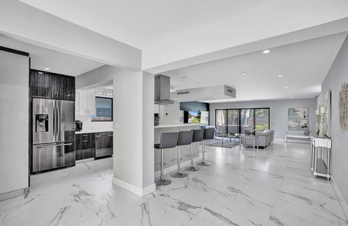 South Lake House | Welcome to Paradise! 1 mile to beach heated pool!